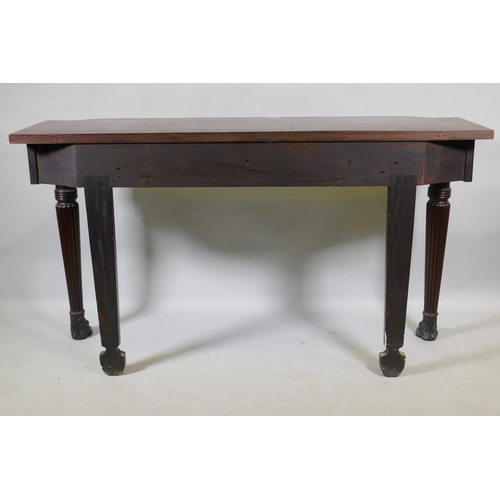 1067 - A Georgian mahogany breakfront serving table with panelled frieze and single drawer, raised on reede... 