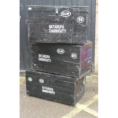 1146 - Three Indian painted pine chests with metal hasps and carrying handles, 89 x 53 x 48cm