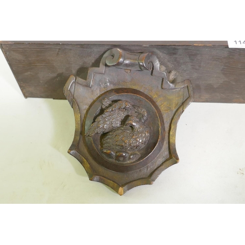 1148 - An C18th/C19th French oak shelf with carved brackets decorated with a bird and an angel, 72 x 13 x 1... 