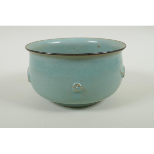 140 - A Chinese celadon crackle glazed porcelain bowl, 18cm diameter