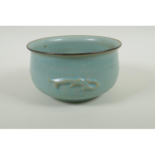 140 - A Chinese celadon crackle glazed porcelain bowl, 18cm diameter