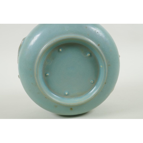 140 - A Chinese celadon crackle glazed porcelain bowl, 18cm diameter