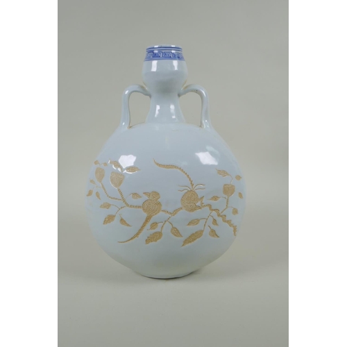 193 - A Chinese blue and white porcelain moon flask with two handles and chased decoration of birds on a b... 