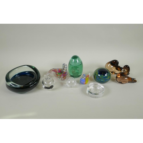 215 - A quantity of art glass paper weights, animals and an ash tray, largest 12cm high