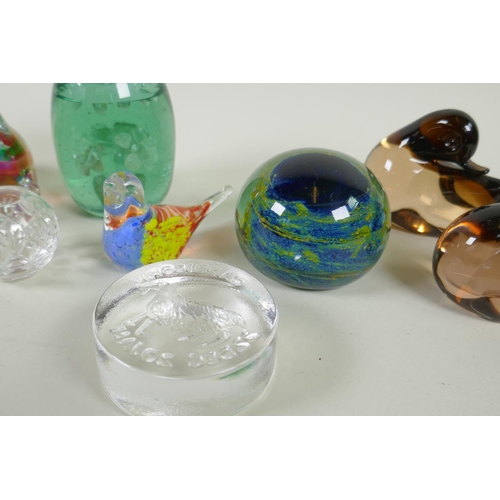 215 - A quantity of art glass paper weights, animals and an ash tray, largest 12cm high