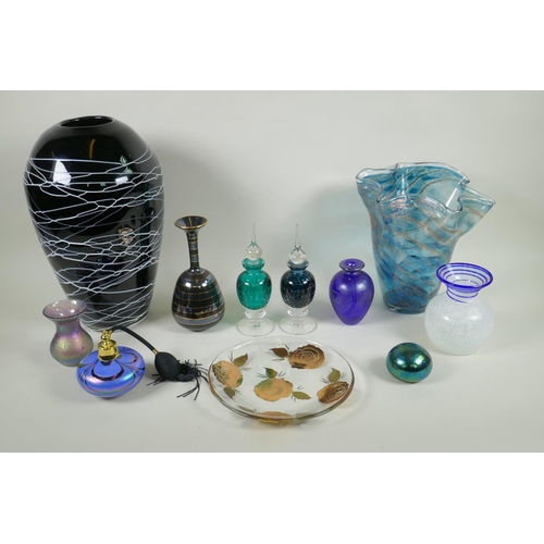 261 - A quantity of assorted art glass ware to include a Murano handkerchief vase, a blue lustre atomiser,... 