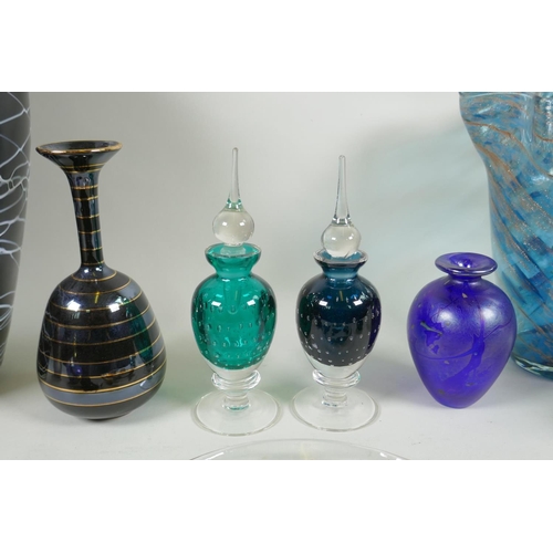 261 - A quantity of assorted art glass ware to include a Murano handkerchief vase, a blue lustre atomiser,... 