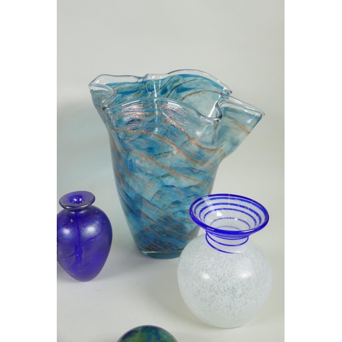 261 - A quantity of assorted art glass ware to include a Murano handkerchief vase, a blue lustre atomiser,... 