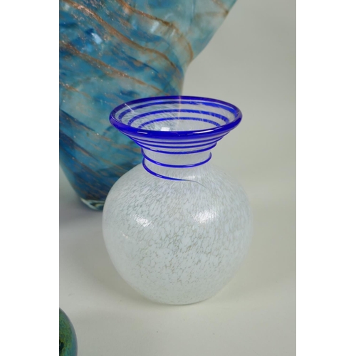 261 - A quantity of assorted art glass ware to include a Murano handkerchief vase, a blue lustre atomiser,... 