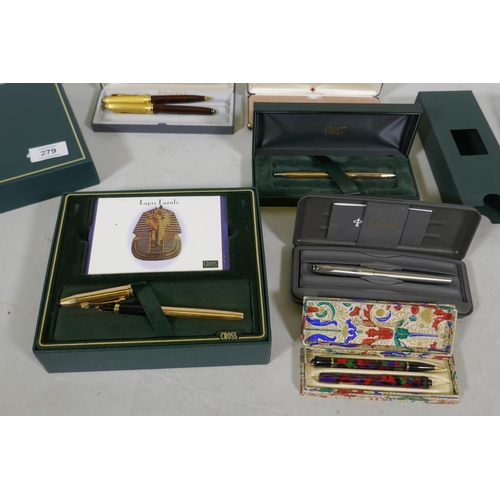 279 - A vintage Conway Stewart Dinkie 540 fountain pen and matching propelling pencil, in original case, t... 