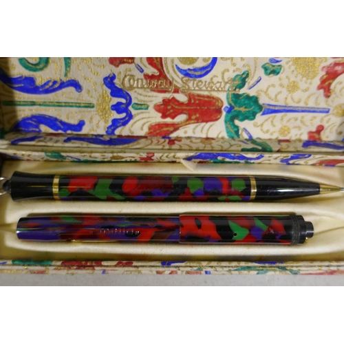 279 - A vintage Conway Stewart Dinkie 540 fountain pen and matching propelling pencil, in original case, t... 