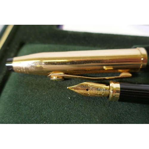 279 - A vintage Conway Stewart Dinkie 540 fountain pen and matching propelling pencil, in original case, t... 