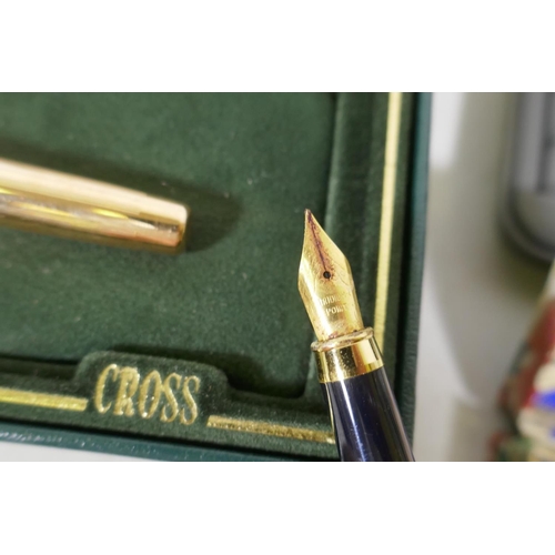 279 - A vintage Conway Stewart Dinkie 540 fountain pen and matching propelling pencil, in original case, t... 