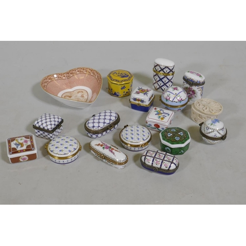 30 - A collection of Del Prado and other porcelain pill and patch boxes, and a Wedgwood dish