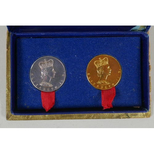 602 - A pair of 9ct gold and silver Elizabeth II commemorative coins, in a fitted box, gold coin 6.5g, sil... 