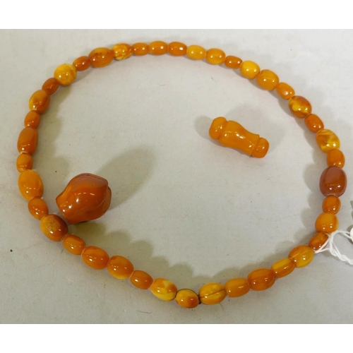 608 - A vintage amber bead necklace and two loose beads, 24g, 36cm long