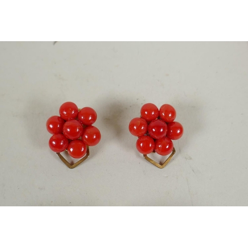 624 - A vintage coral jewellery set comprising a graduated bead necklace, a pair of clip on cluster earrin... 