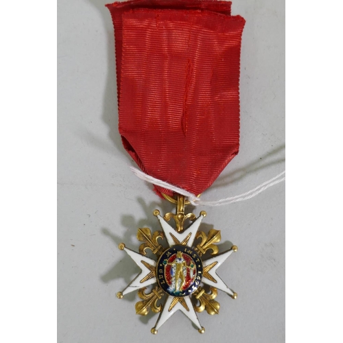 627 - A French military medal, Ordre de Saint Louis, in gold and enamels, 37mm, 16.2g gross, with red silk... 