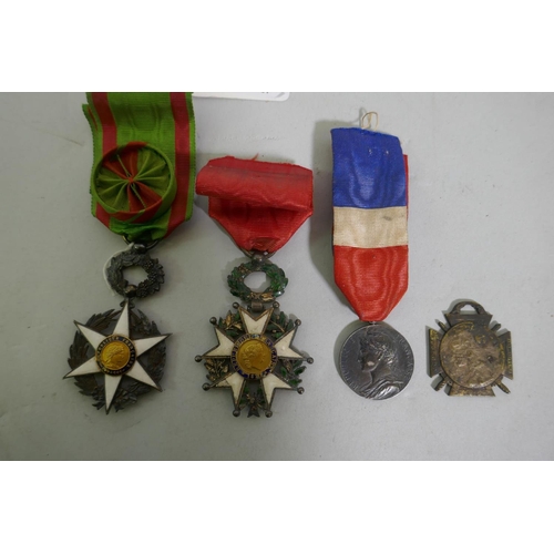 629 - A French Legion d'Honneur with ribbon, enamel AF, a Croix de Merite Agricole with officer's ribbon, ... 