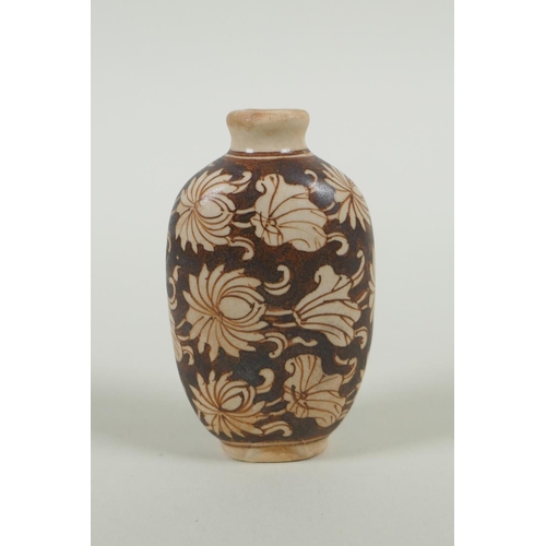 75 - A Chinese Cizhou kiln snuff bottle with lotus flower decoration, 7cm high