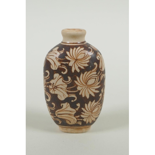 75 - A Chinese Cizhou kiln snuff bottle with lotus flower decoration, 7cm high