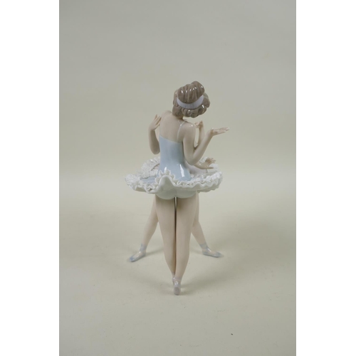 139 - A Lladro porcelain figure group of ballerinas, Model 5497 'Dress Rehearsal', 19cm high