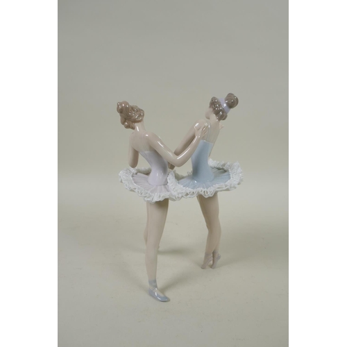 139 - A Lladro porcelain figure group of ballerinas, Model 5497 'Dress Rehearsal', 19cm high