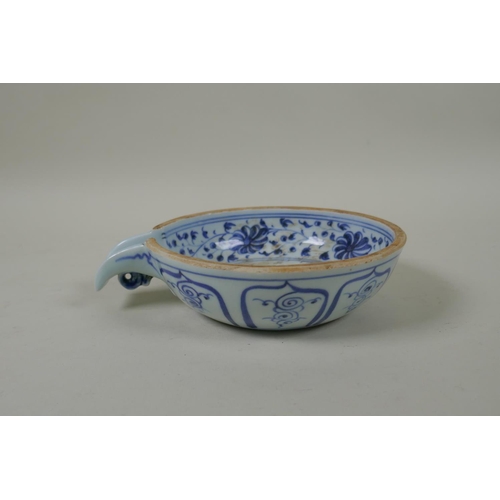 282 - A Chinese blue and white porcelain pourer decorated with ducks on a lotus pond, 15cm diameter