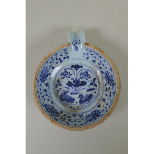 282 - A Chinese blue and white porcelain pourer decorated with ducks on a lotus pond, 15cm diameter