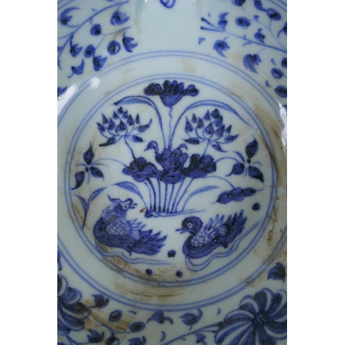 282 - A Chinese blue and white porcelain pourer decorated with ducks on a lotus pond, 15cm diameter