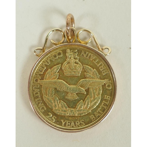 601 - A 25th Anniversary Battle of Britain Commemorative 18ct gold medallion, with one side bearing a Chur... 