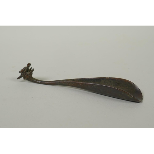 71 - An Oriental bronze tea scoop with dragon's head handle, 12cm long