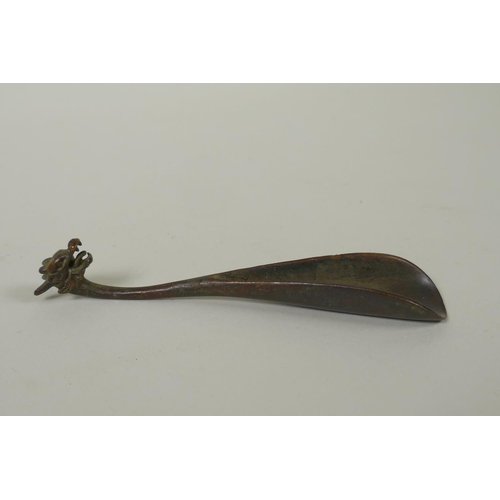 71 - An Oriental bronze tea scoop with dragon's head handle, 12cm long