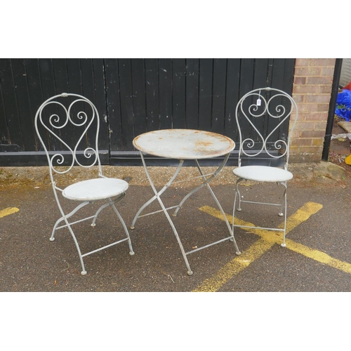 1033 - A French painted iron three piece bistro set, table 60cm diameter, 67cm high