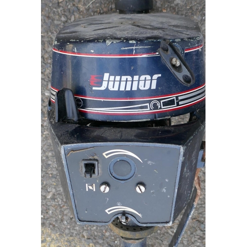 1098 - An Evinrude Junior outboard motor, and a Yamaha outboard, lacks propeller and lower leg