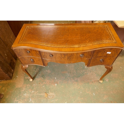 1114 - A 1930s serpentine front walnut five drawer kneehole desk with leather inset top, raised on cabriole... 