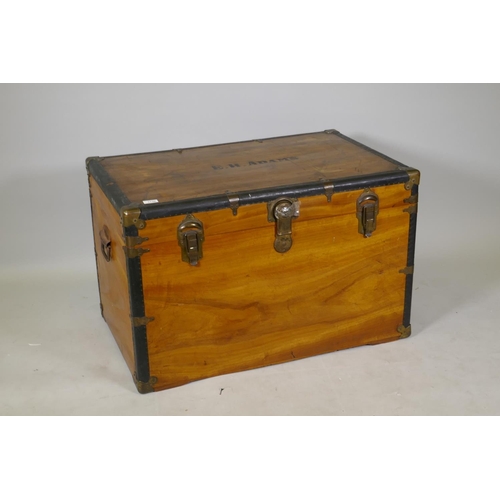 1130 - A camphorwood travelling trunk with brass mounts and lift out tray, early C20th, 89 x 58 x 56cm