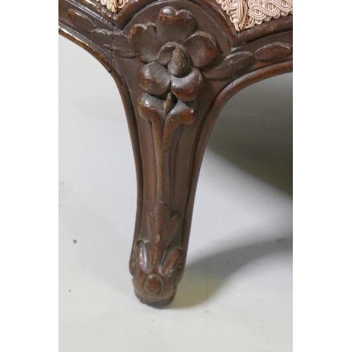 1156 - Victorian carved walnut chaise longue, with serpentine shaped front, raised on cabriole supports, st... 