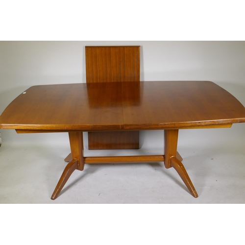 1201 - A mid century Gordon Russell of Broadway Worcestershire mahogany draw leaf dining table with extra l... 