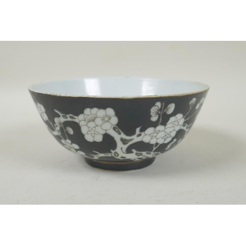 33 - A late C19th/early C20th Chinese famille noire porcelain rice bowl with prunus blossom decoration, Q... 