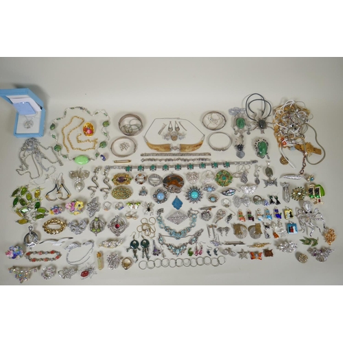 602 - A collection of good quality silver, white metal and gilt metal costume jewellery including brooches... 