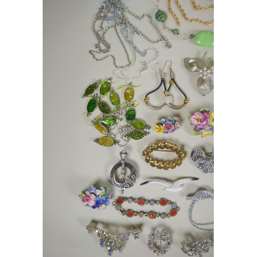 602 - A collection of good quality silver, white metal and gilt metal costume jewellery including brooches... 