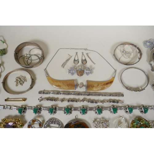 602 - A collection of good quality silver, white metal and gilt metal costume jewellery including brooches... 