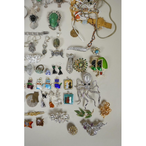 602 - A collection of good quality silver, white metal and gilt metal costume jewellery including brooches... 