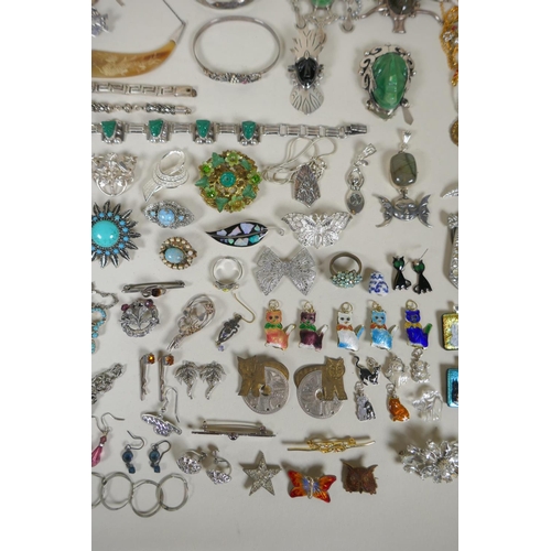 602 - A collection of good quality silver, white metal and gilt metal costume jewellery including brooches... 