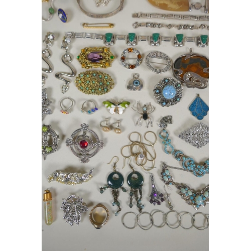 602 - A collection of good quality silver, white metal and gilt metal costume jewellery including brooches... 