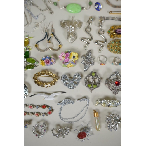 602 - A collection of good quality silver, white metal and gilt metal costume jewellery including brooches... 