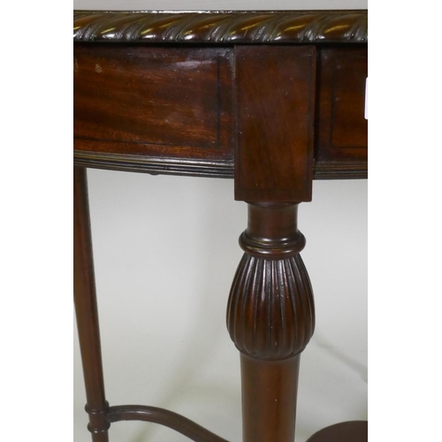 1007 - A C19th mahogany oval shaped occasional table in the manner of Gillows, with gadrooned edge and cros... 