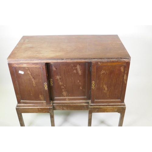 1017 - Georgian mahogany silver chest/canteen on stand, the inverted breakfront top over two cupboards fitt... 