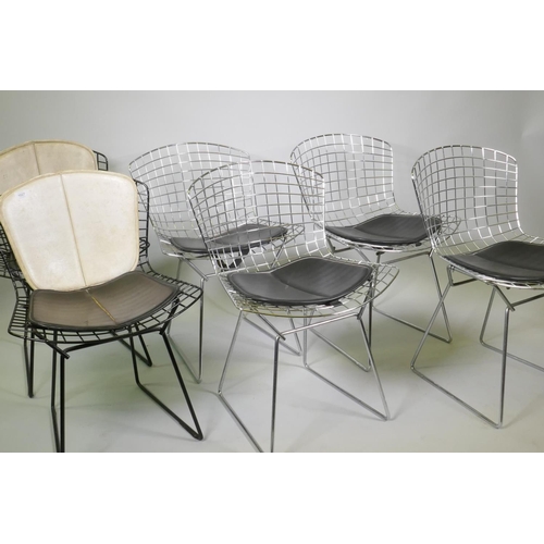 1027 - A pair of Harry Bertoia black painted metal wire chairs and four more polished